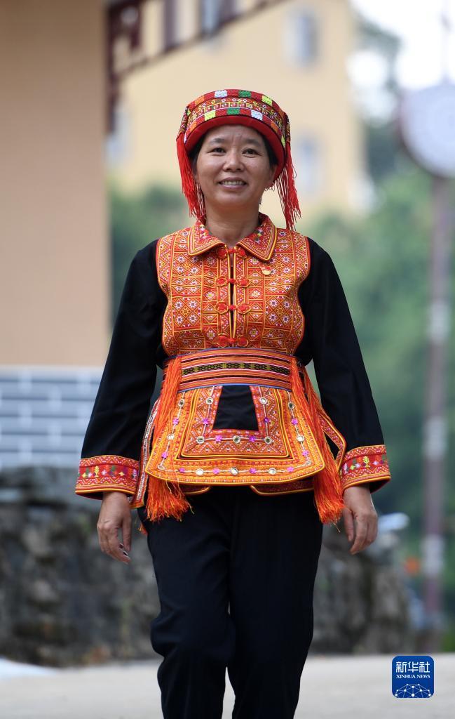 　在廣西蒼梧縣六堡鎮(zhèn)山坪村，祝雪蘭走在村道上（2022年9月22日攝）。新華社記者 陸波岸 攝
